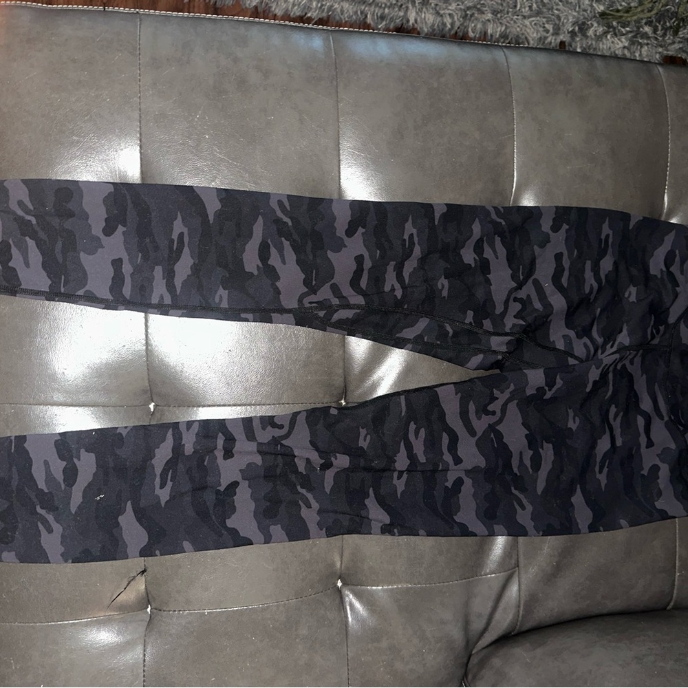 2 pairs of camo Leggings